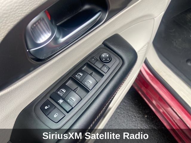 Used 2022 Chrysler Pacifica Touring-L w/ Uconnect Theater Family Group FWD image 13