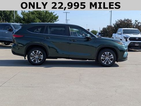 Used 2023 Toyota Highlander XLE AWD/4WD image 4