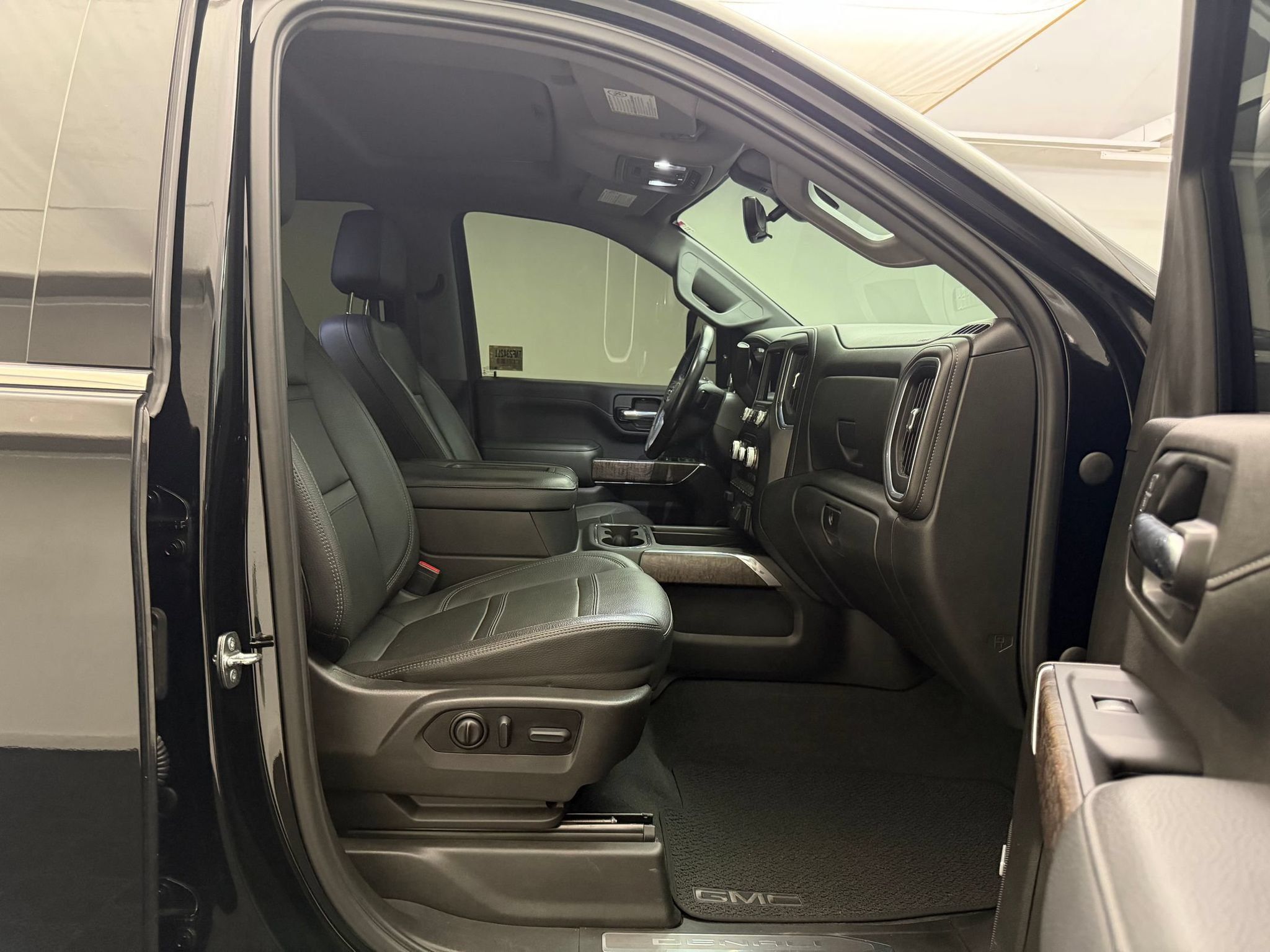 Used 2022 GMC Sierra 2500 Denali w/ Denali Ultimate Package AWD/4WD image 25