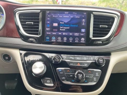 Used 2019 Chrysler Pacifica Limited w/ Advanced Safetytec Group FWD image 13