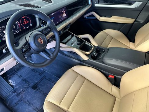 Certified 2026 Porsche Cayenne AWD/4WD image 4