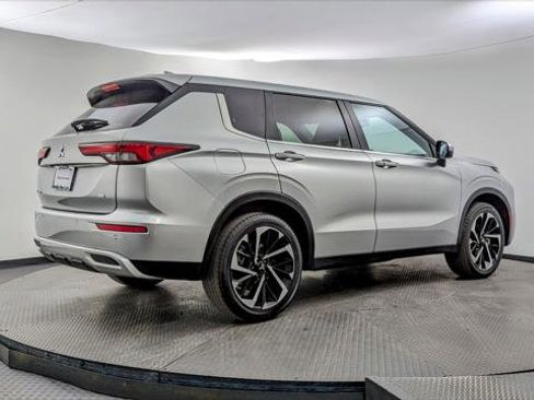 Used 2024 Mitsubishi Outlander SE image 8