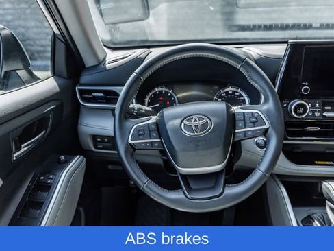 Used 2023 Toyota Highlander XLE AWD/4WD image 32