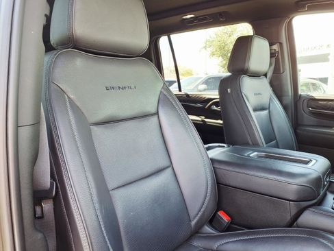 Used 2023 GMC Yukon XL Denali image 12
