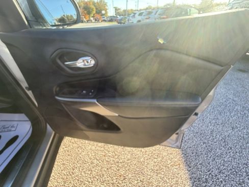 Used 2020 Jeep Cherokee Limited image 25