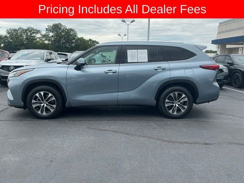 Used 2020 Toyota Highlander XLE FWD image 2
