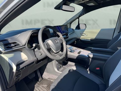 Used 2025 Toyota Sienna Platinum image 9