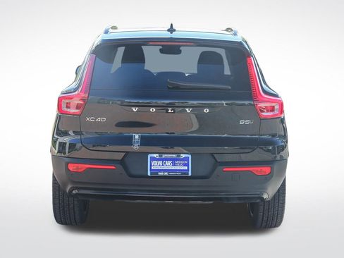 Used 2025 Volvo XC40 B5 Plus image 6