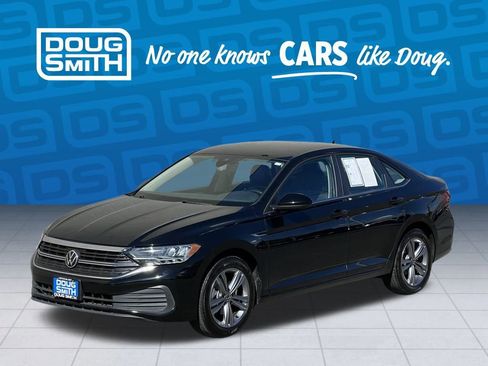 Used 2024 Volkswagen Jetta SE image 1