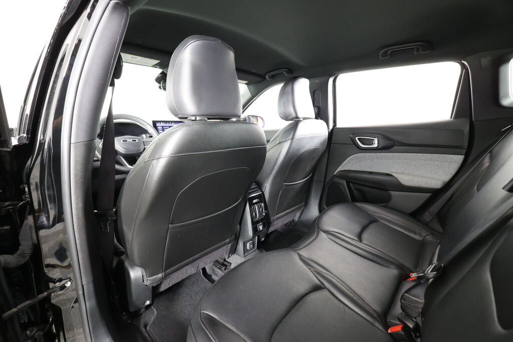 Used 2023 Jeep Compass Latitude AWD/4WD image 14