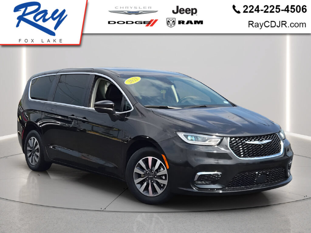 Used 2023 Chrysler Pacifica Touring-L FWD image 1