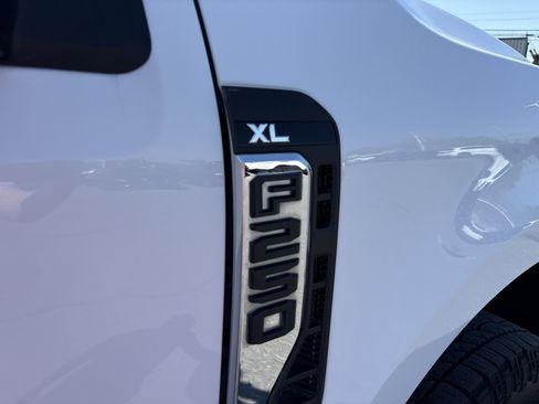 Used 2023 Ford F250 XL w/ FX4 Off-Road Package AWD/4WD image 5