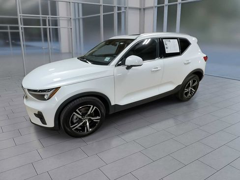 Used 2023 Volvo XC40 B5 Plus image 4