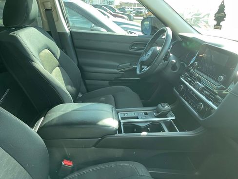 Used 2024 Nissan Pathfinder SV image 4