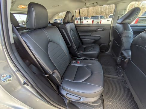 Used 2023 Toyota Highlander XLE image 23