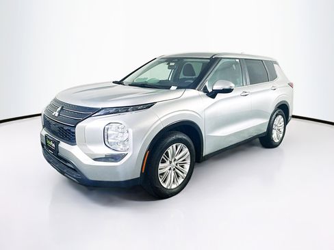 Used 2022 Mitsubishi Outlander ES FWD image 3