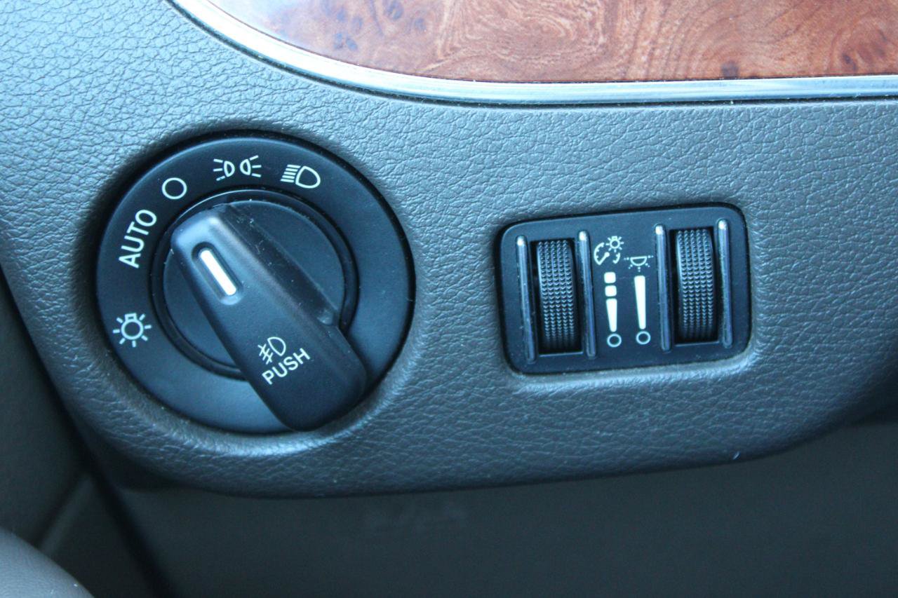 Used 2015 Chrysler Town & Country Touring-L w/ Driver Convenience Group FWD image 24