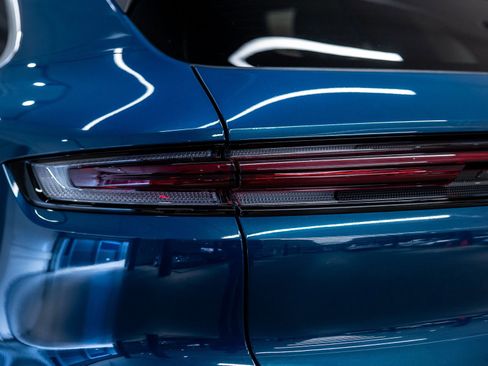 Certified 2025 Porsche Cayenne AWD/4WD image 23