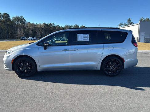 New 2026 Chrysler Pacifica Select w/ S Appearance Package image 5