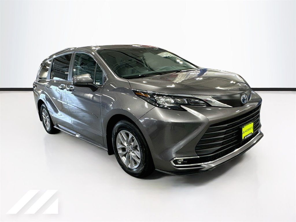 Used 2024 Toyota Sienna XLE AWD/4WD image 3