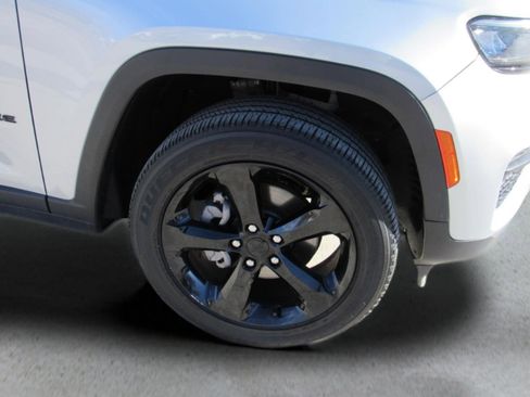 Used 2023 Jeep Grand Cherokee Altitude image 40