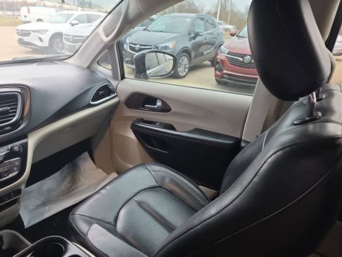 Used 2019 Chrysler Pacifica Touring-L image 13