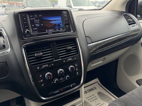 Used 2019 Dodge Grand Caravan SE w/ UConnect Hands-Free Group image 18