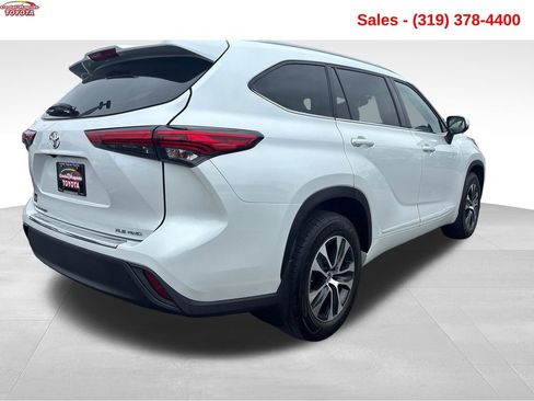 Used 2022 Toyota Highlander XLE AWD/4WD image 5