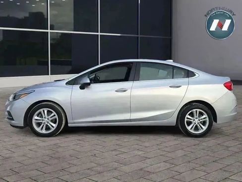 Used 2017 Chevrolet Cruze LT image 2