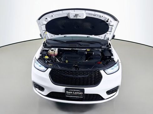 Used 2025 Chrysler Pacifica Limited image 31