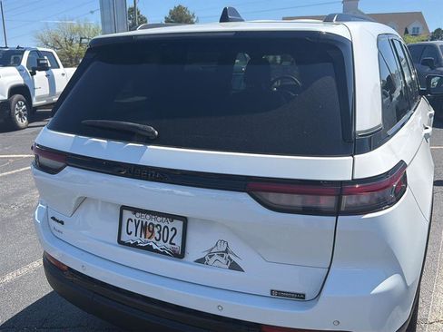 Used 2023 Jeep Grand Cherokee Altitude image 2