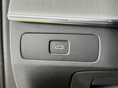 Certified 2025 Volvo XC90 B5 Core image 10