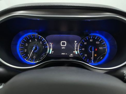 Used 2018 Chrysler Pacifica Limited image 24