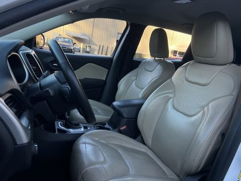 Used 2017 Jeep Cherokee Limited image 12