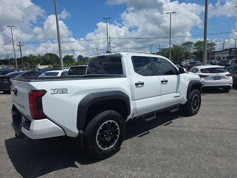 Certified 2025 Toyota Tacoma TRD Off-Road AWD/4WD image 4