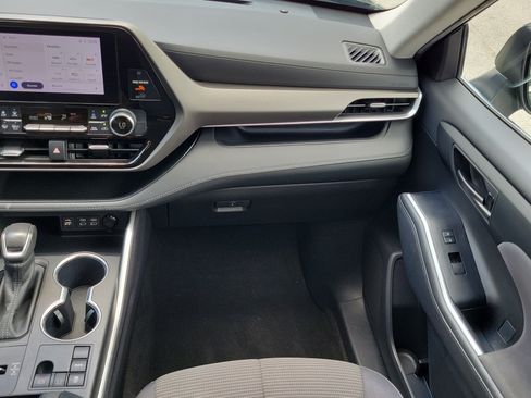 Used 2023 Toyota Highlander LE FWD image 17