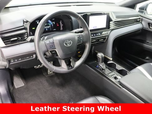 Used 2025 Toyota Camry SE image 13