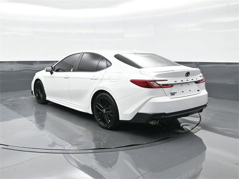 Used 2025 Toyota Camry SE w/ Convenience Package image 8