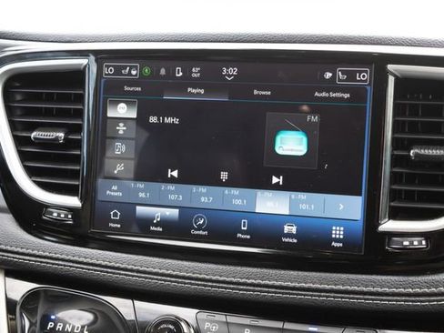 Used 2023 Chrysler Pacifica Touring-L image 30