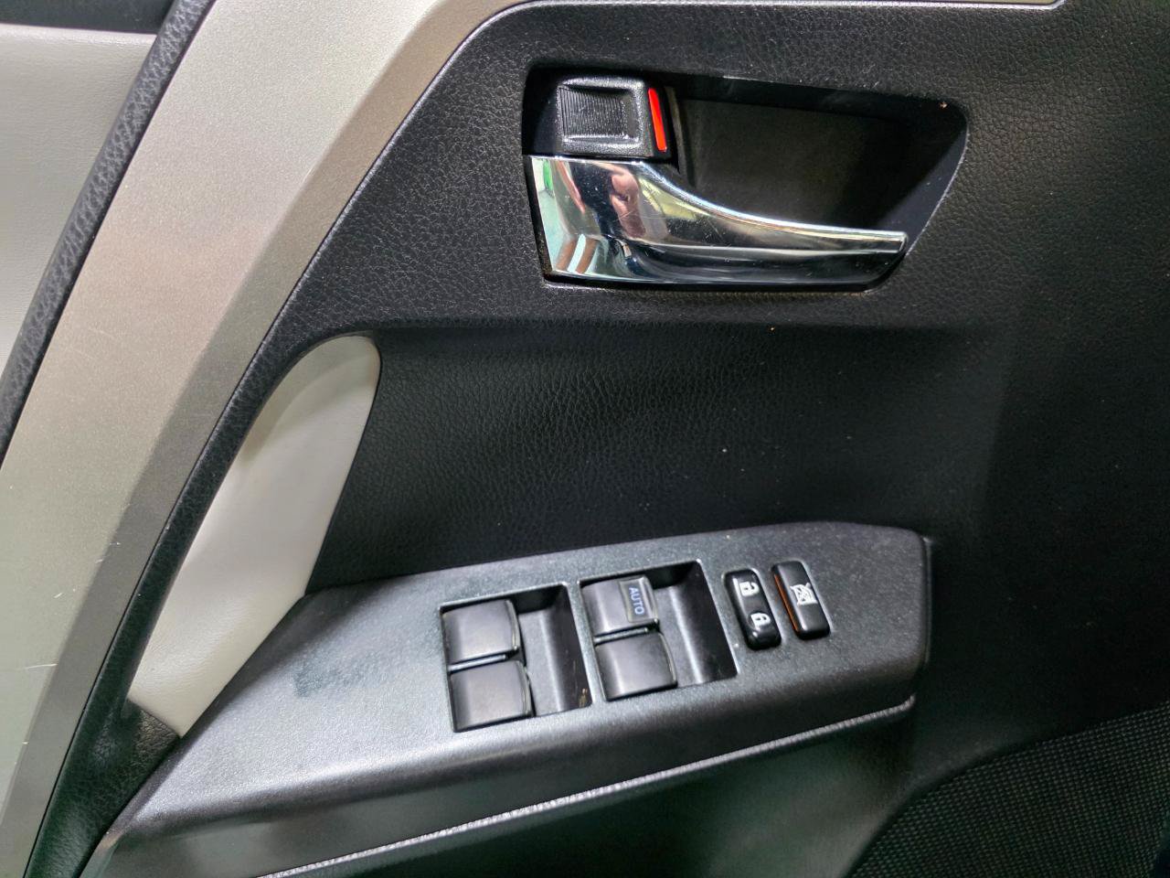 Used 2018 Toyota RAV4 XLE AWD/4WD image 18