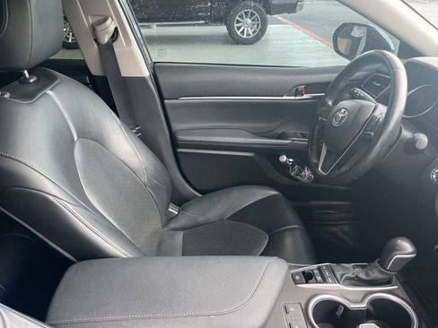 Used 2021 Toyota Camry XLE image 4