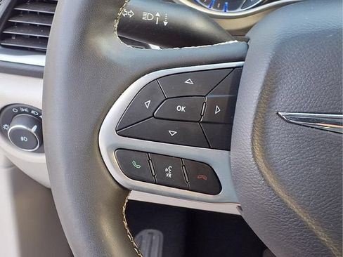 Used 2024 Chrysler Pacifica Touring-L FWD image 12