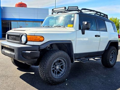 Used 2014 Toyota FJ Cruiser 4WD w/ Convenience Package image 2