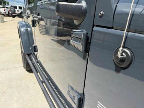 Used 2017 Jeep Wrangler Unlimited Rubicon image 60