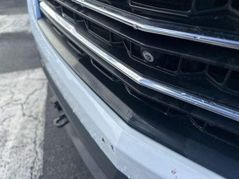 Used 2023 Chevrolet Traverse LT image 9