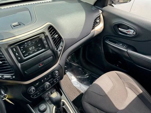 Used 2015 Jeep Cherokee Latitude w/ Cold Weather Group AWD/4WD image 24