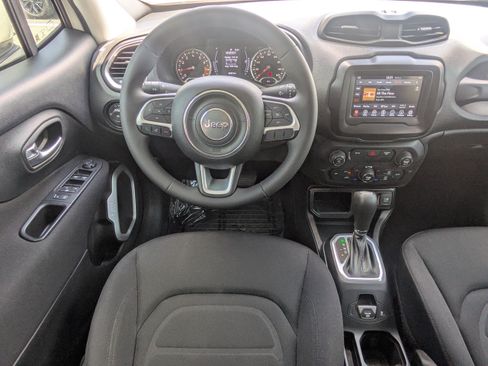 Used 2018 Jeep Renegade Latitude FWD image 14