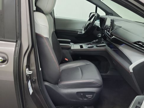 Used 2022 Toyota Sienna XSE AWD/4WD image 13