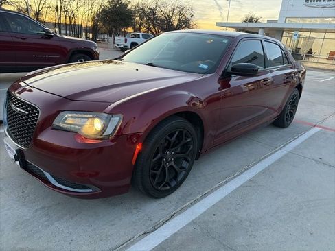 Used 2020 Chrysler 300 Touring w/ Sport Appearance Package image 4