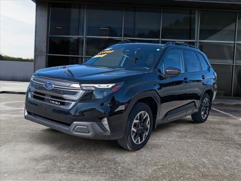 Used 2025 Subaru Forester Premium image 4